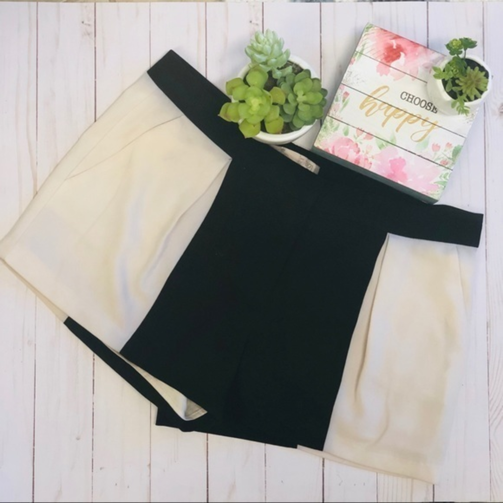 Forever 21 Cream and Black Shorts Size Medium